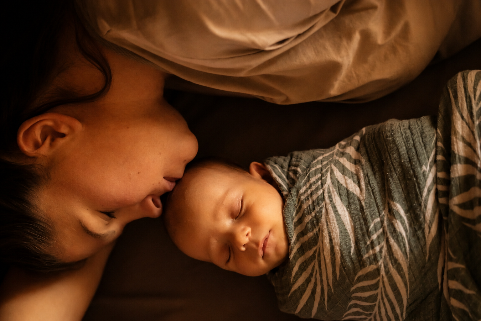 Mamá y bebé durmiendo
